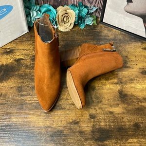 Aqua College Women's Remi Waterproof Booties size 5.5 nwt and box